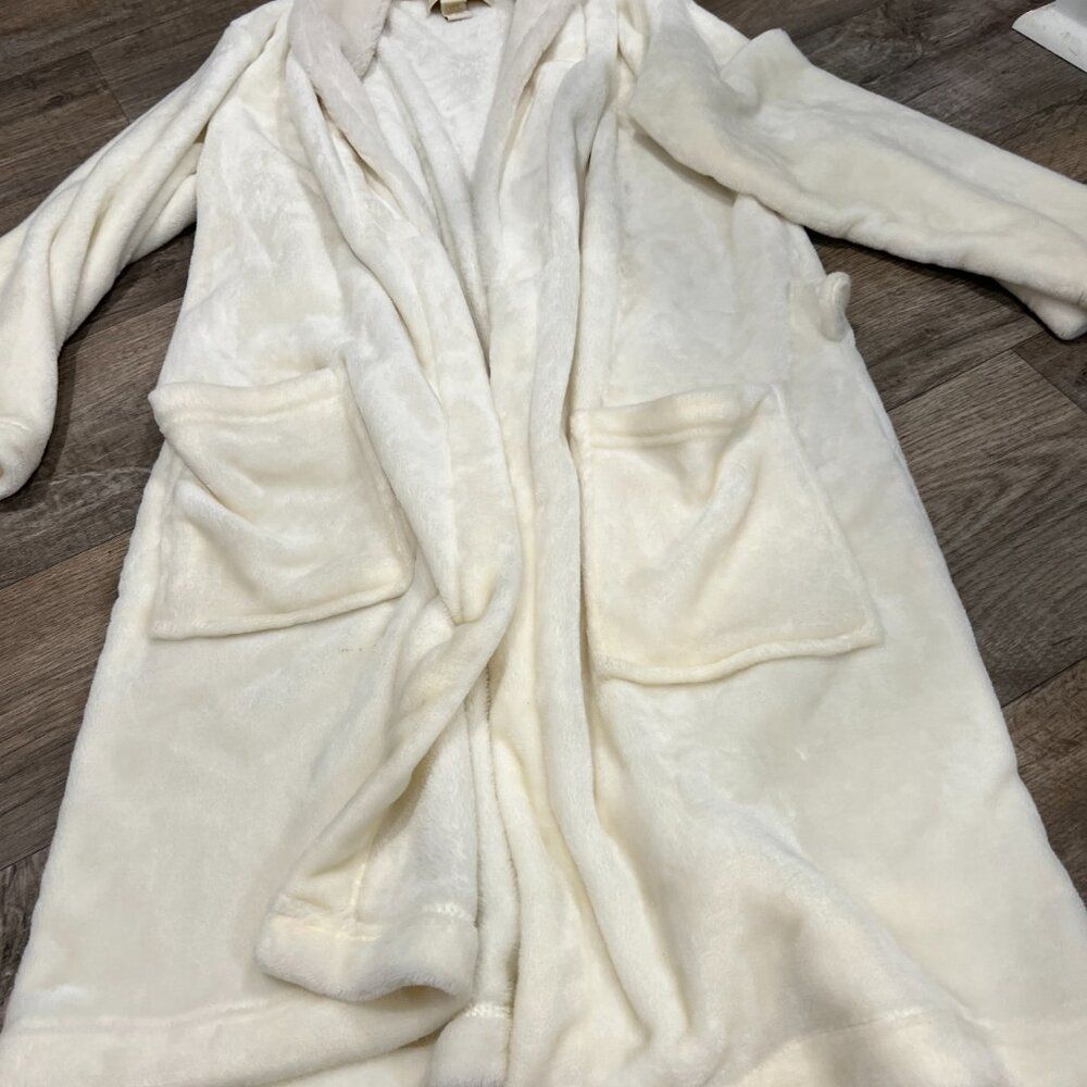 Adrienne Vittadini OS Robe - Picture 6 of 10